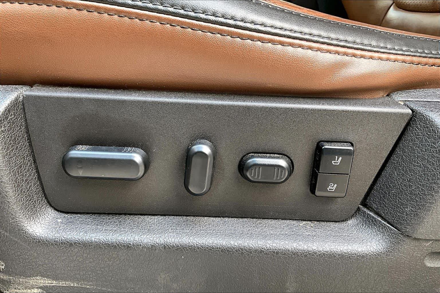 Used 2014 White Platinum Metallic Tri-Coat Ford Platinum image 32