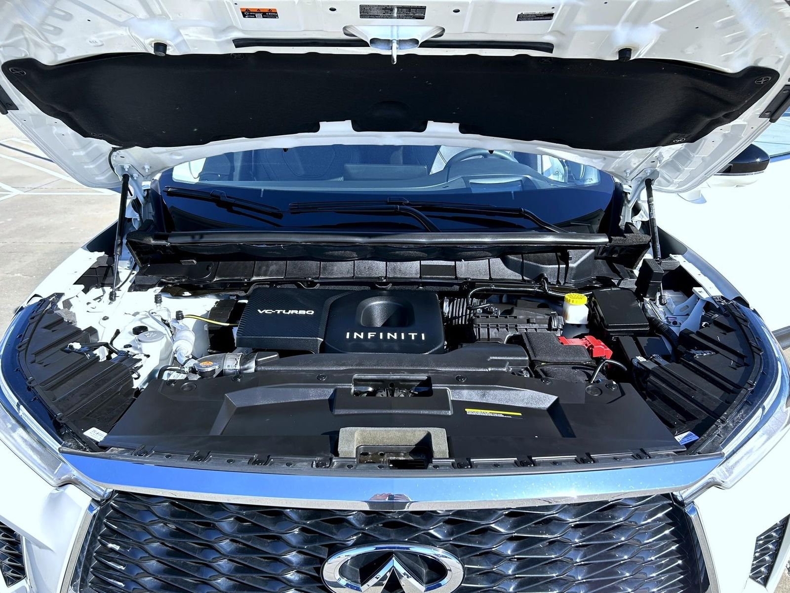 Used 2025 White INFINITI LUXE image 26