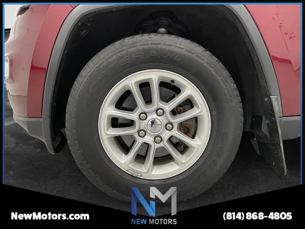 Used 2020 Velvet Jeep Laredo E image 12