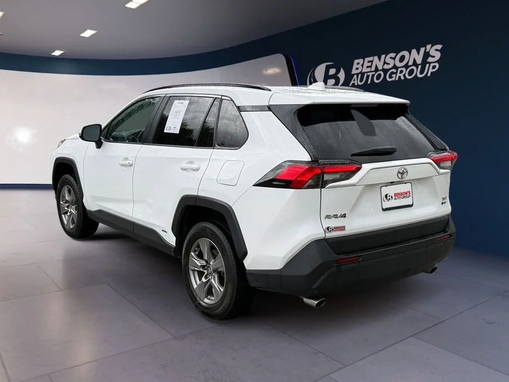 Used 2025 White Toyota XLE image 3