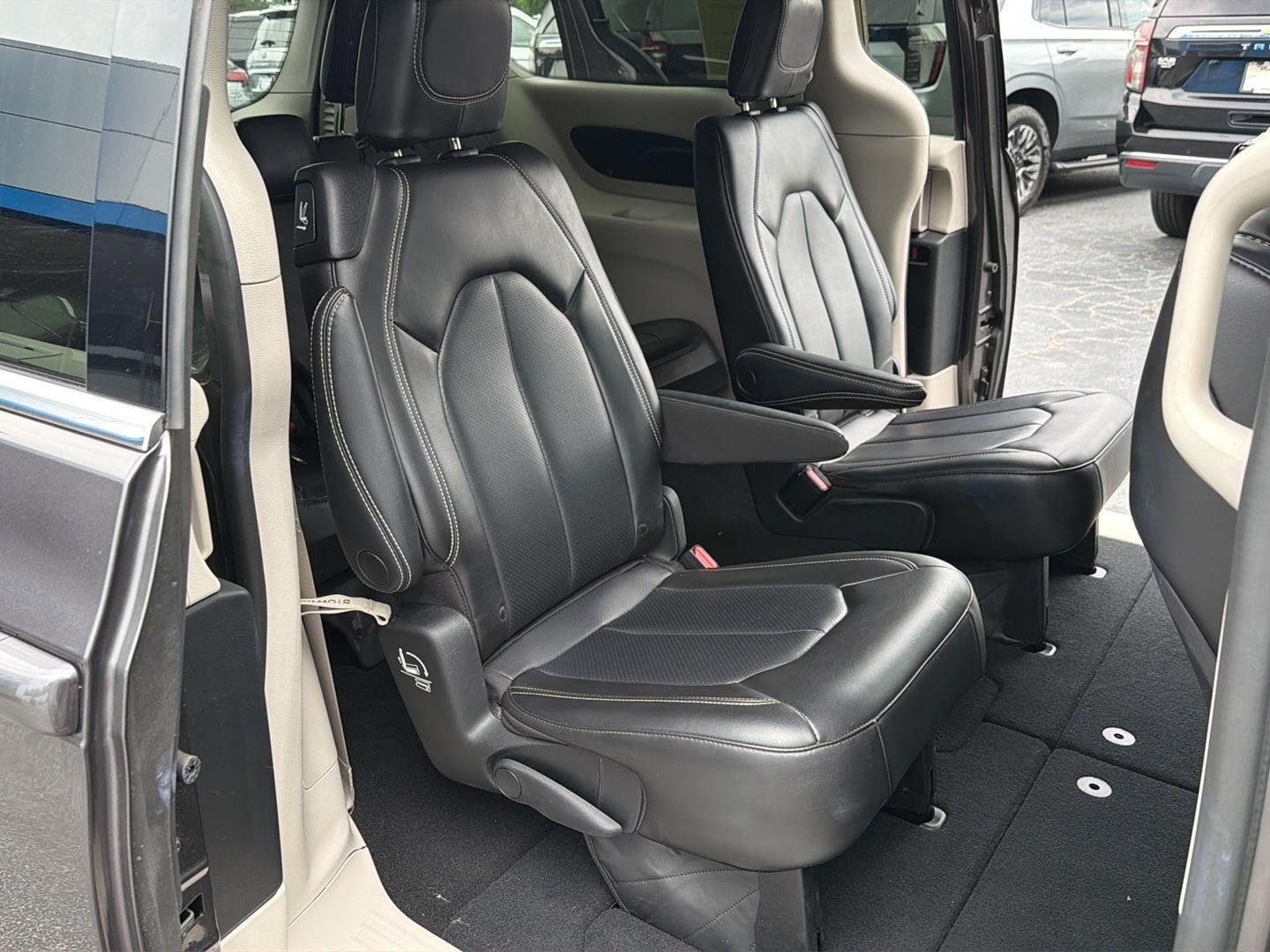 Used 2023 Granite Crystal Metallic Clearcoat Chrysler Touring L image 14