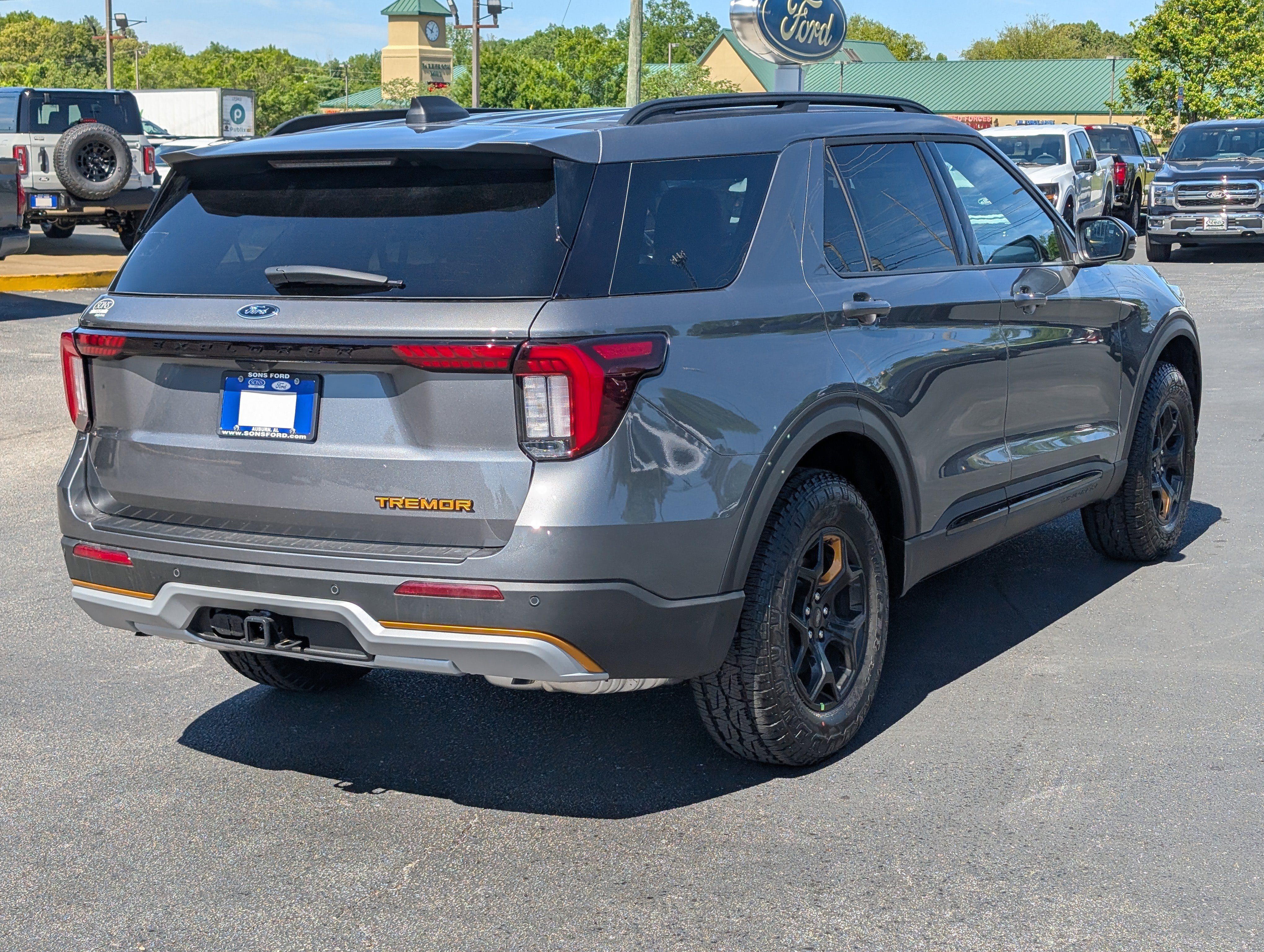 New 2026 Carbonized Gray Metallic FORD Tremor image 9