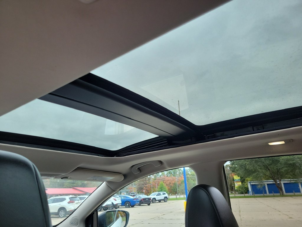 Used 2016 White Nissan S image 16