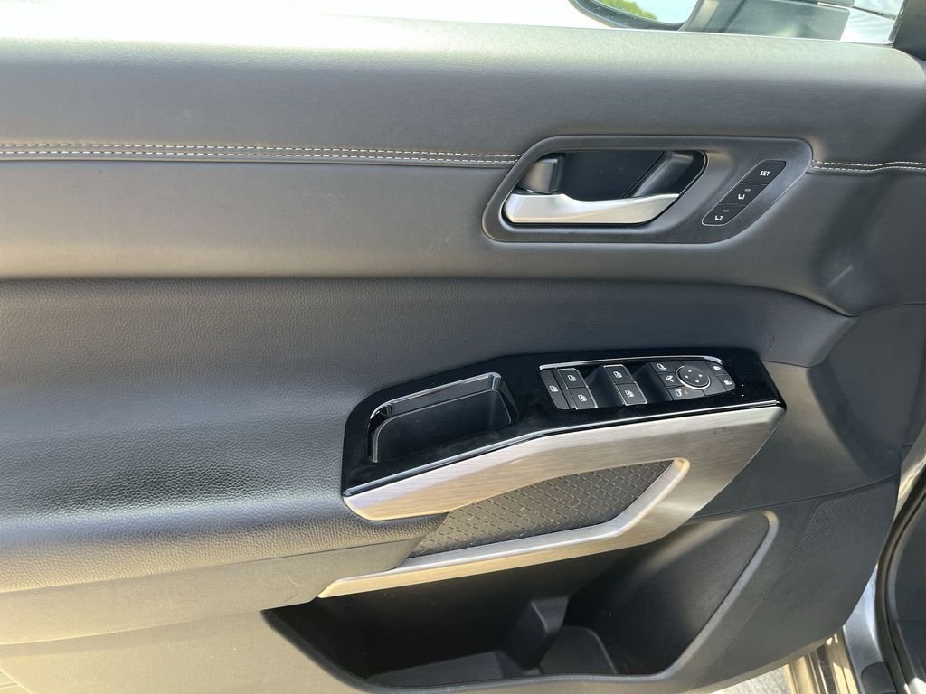 Used 2025 Gray Nissan Platinum image 15