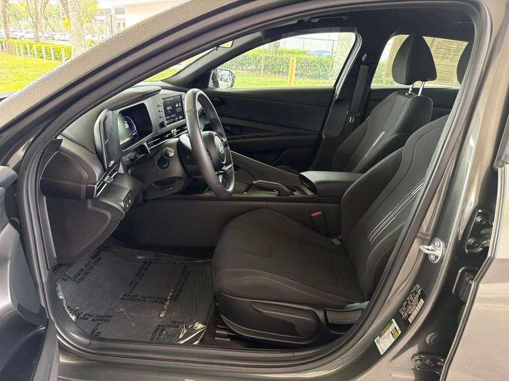 Used 2025 Gray Hyundai SEL Sport image 7