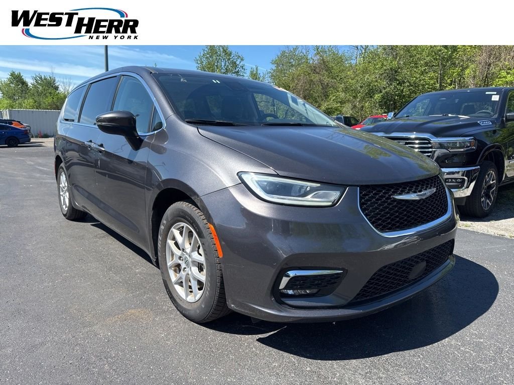 2023 Chrysler Pacifica Touring L's photo