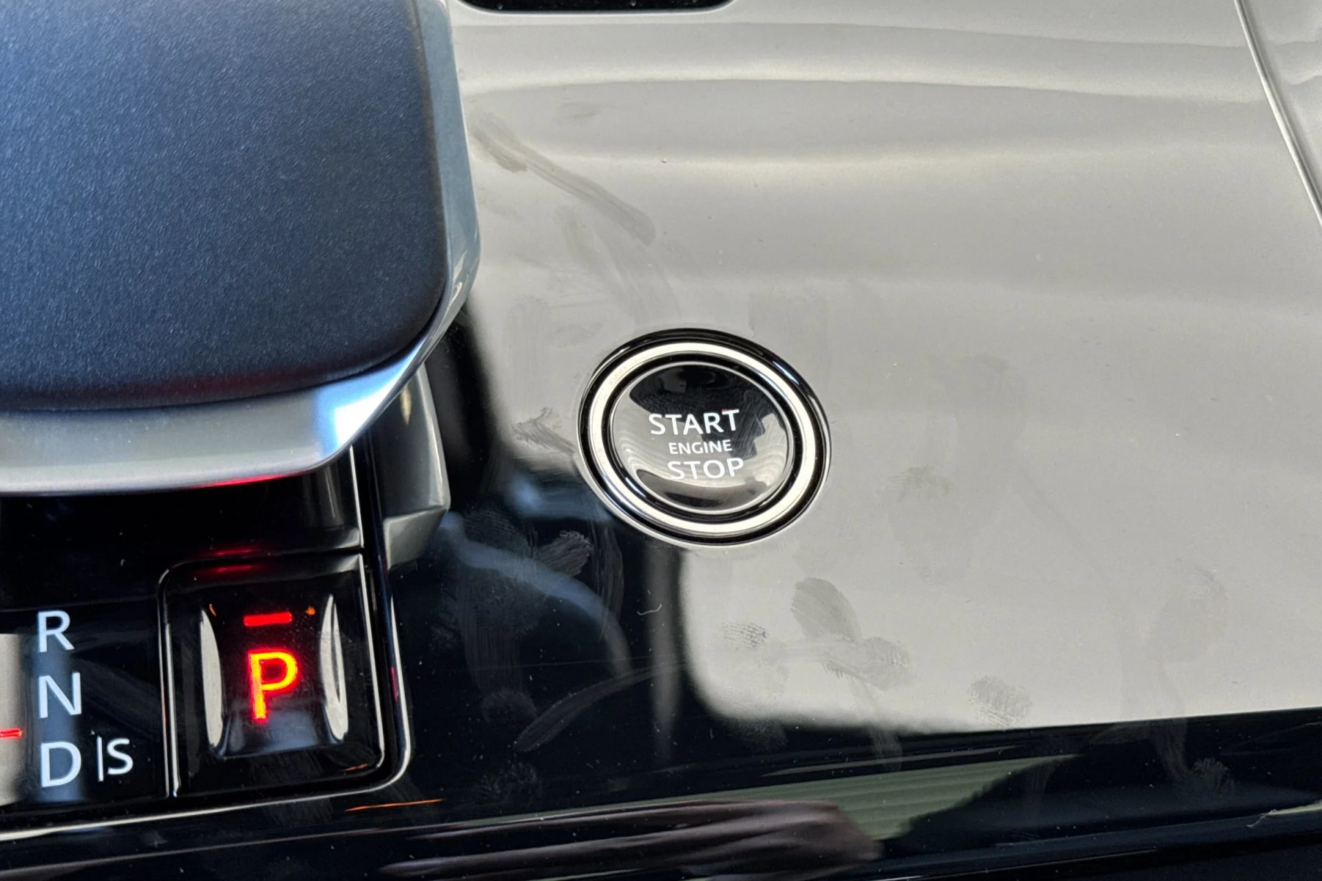 New 2026 SANTORINI BLACK Land Rover SE image 25
