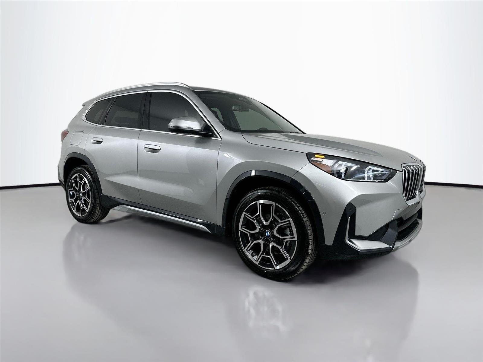 New 2026 Space Silver Metallic BMW xDrive28i image 4