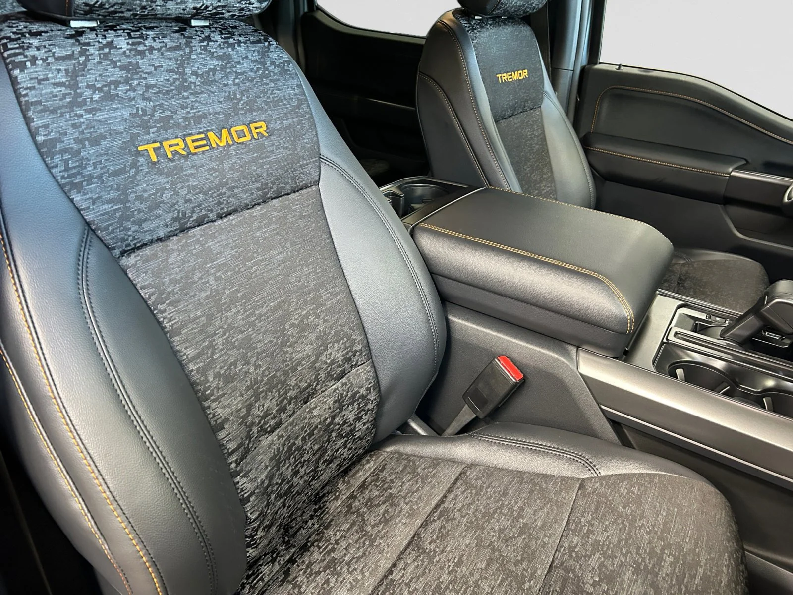 New 2026 Carbonized Grey Metallic Ford Tremor image 11