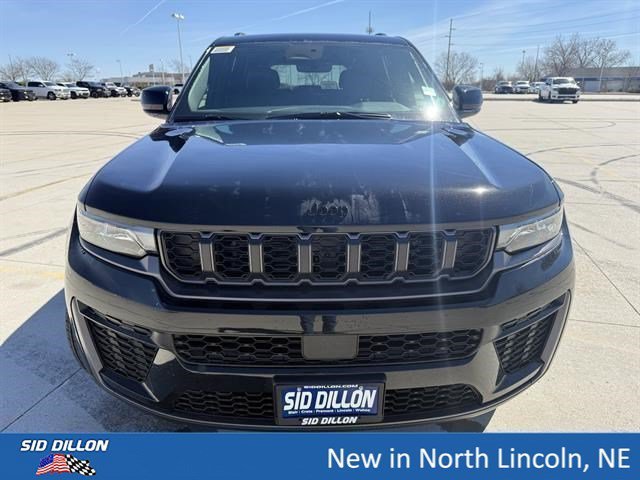 New 2026 Diamond Black Crystal Pearl-Coat Exterior Paint Jeep Laredo Altitude image 3