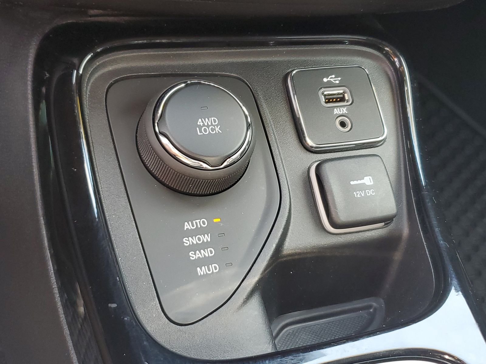 Certified Used 2018 Red Jeep Latitude image 13