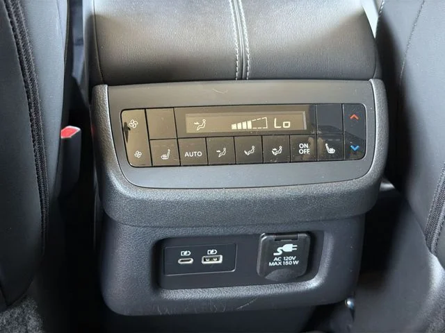 Used 2024 White Nissan Platinum image 19
