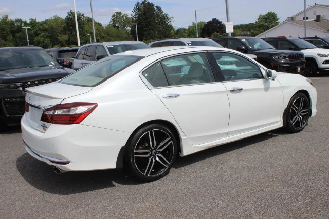 Used 2017 White Honda Touring image 29