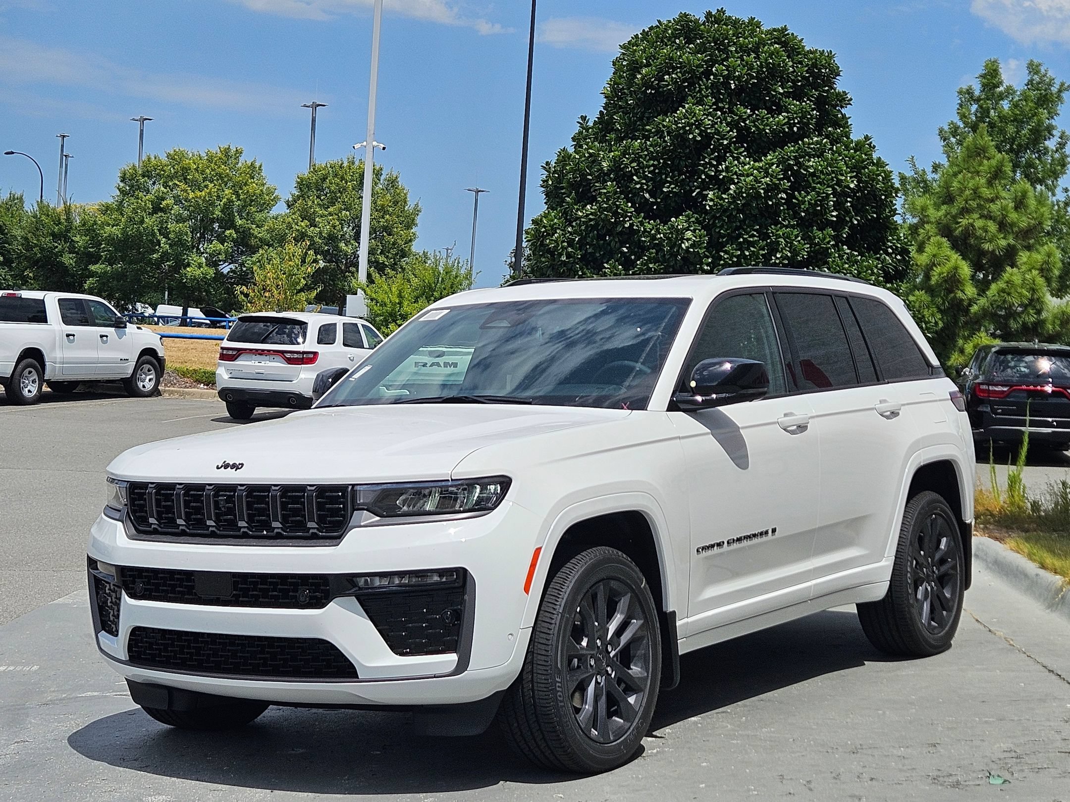 New 2026 Bright White Clear-Coat Exterior Paint Jeep Limited Reserve image 3