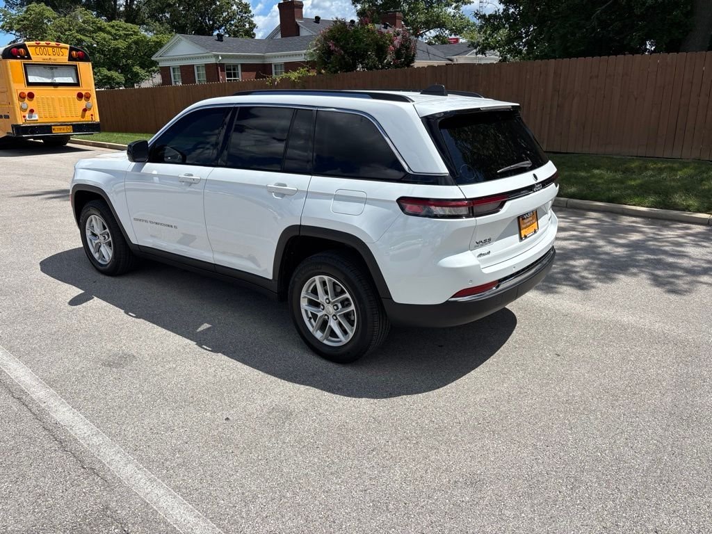Used 2023 White Jeep Laredo image 3
