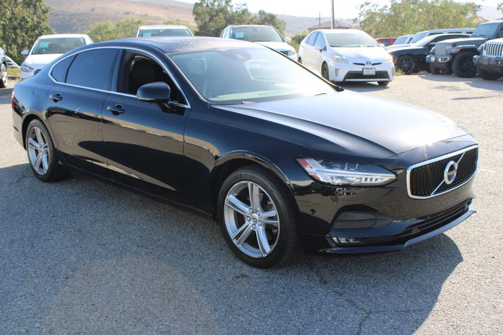Used 2018 Black Volvo T5 Momentum image 3