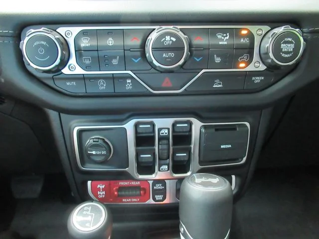 Certified Used 2025  Jeep Rubicon image 28