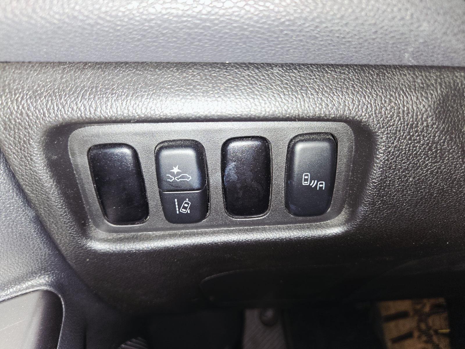 Used 2024 White Diamond Mitsubishi ES image 25