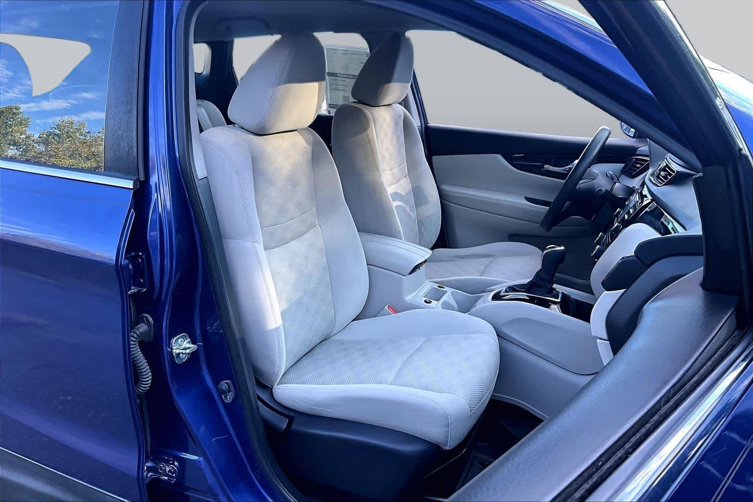 Used 2018 Caspian Blue Nissan SV image 8