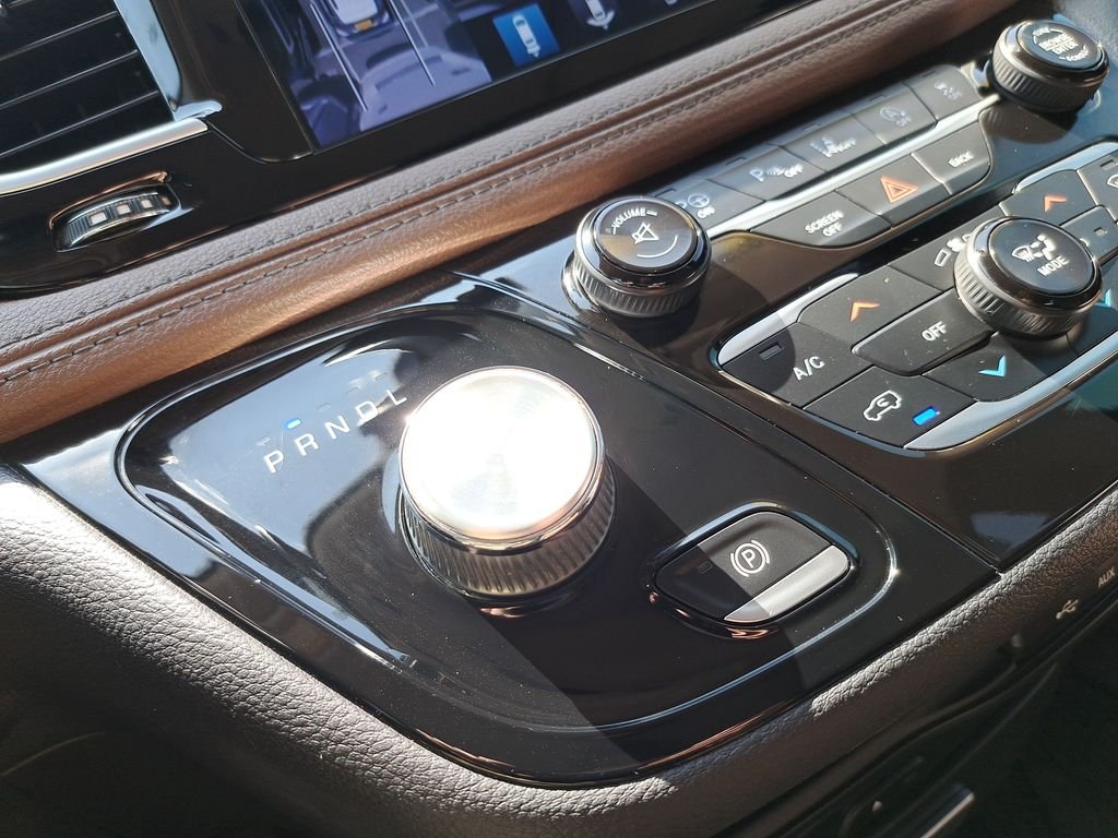 Used 2017 Black Chrysler Limited image 28