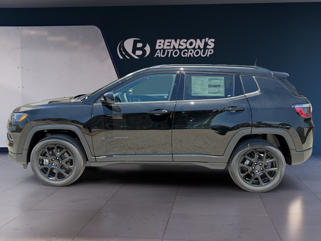New 2026 Diamond Black Crystal Pearl-Coat Exterior Paint Jeep Latitude image 2