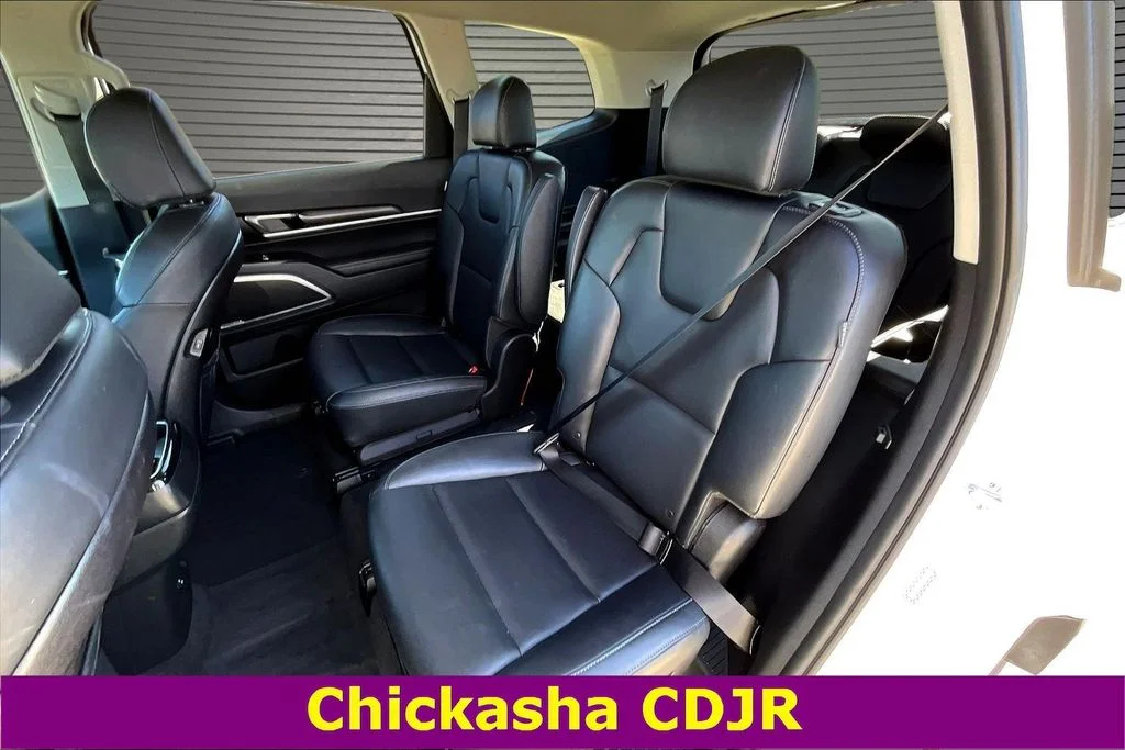 Used 2025 White Kia S image 21
