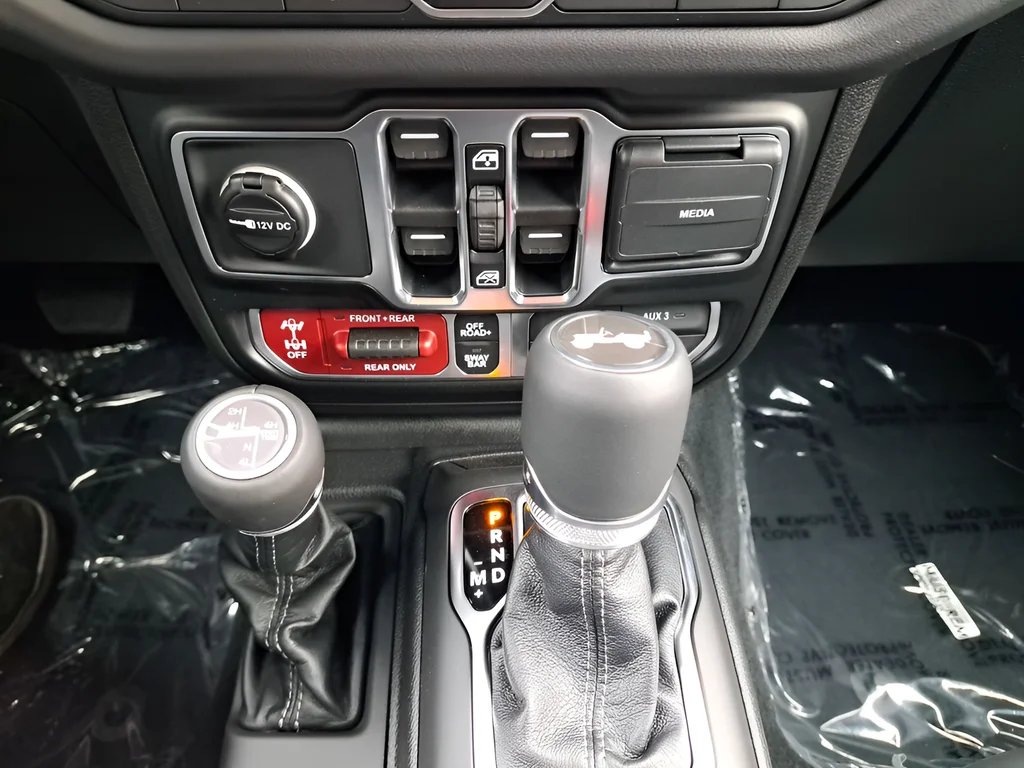 New 2026 Bright White Clear-Coat Exterior Paint Jeep Rubicon X image 26