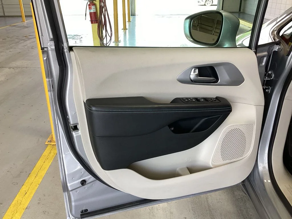 Used 2018 Silver Chrysler Touring Plus image 13