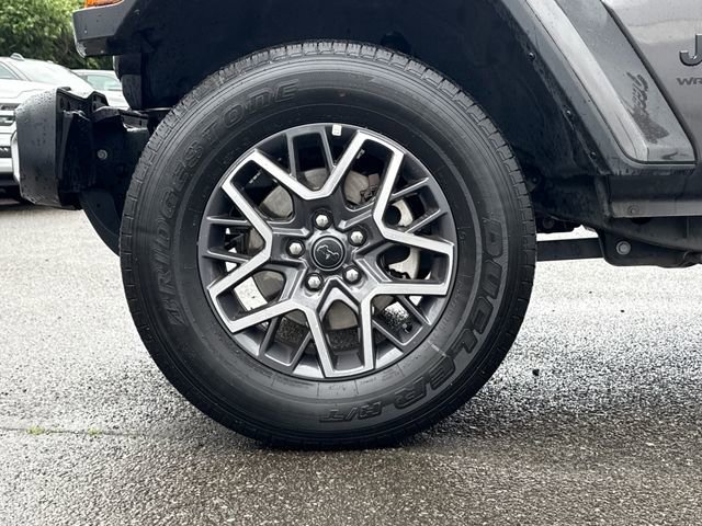 Used 2025 Granite Crystal Metallic Clearcoat Jeep Sahara image 16