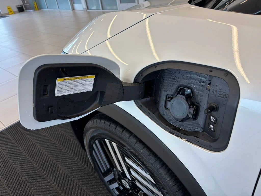 New 2026 Everest White Pearl TriCoat / Super Black Two-tone Nissan SV+ image 29