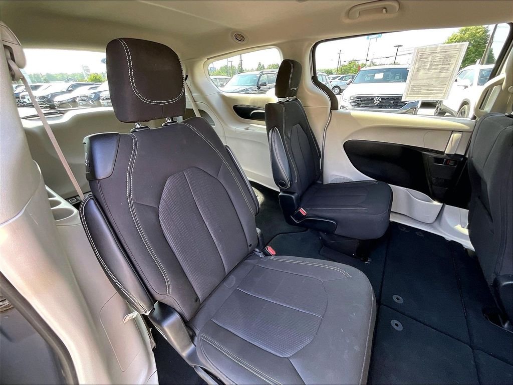 Used 2023 Silver Mist Clearcoat Chrysler LX image 15