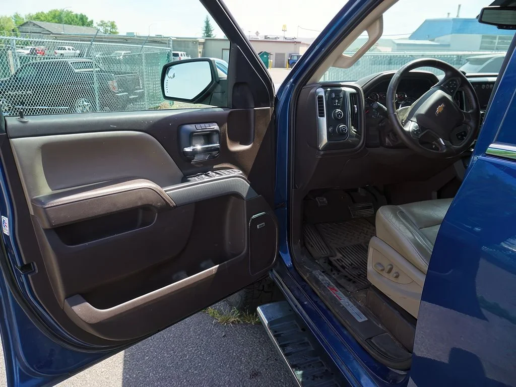 Used 2015 DEEP OCEAN BLUE METALLIC Chevrolet LTZ image 15