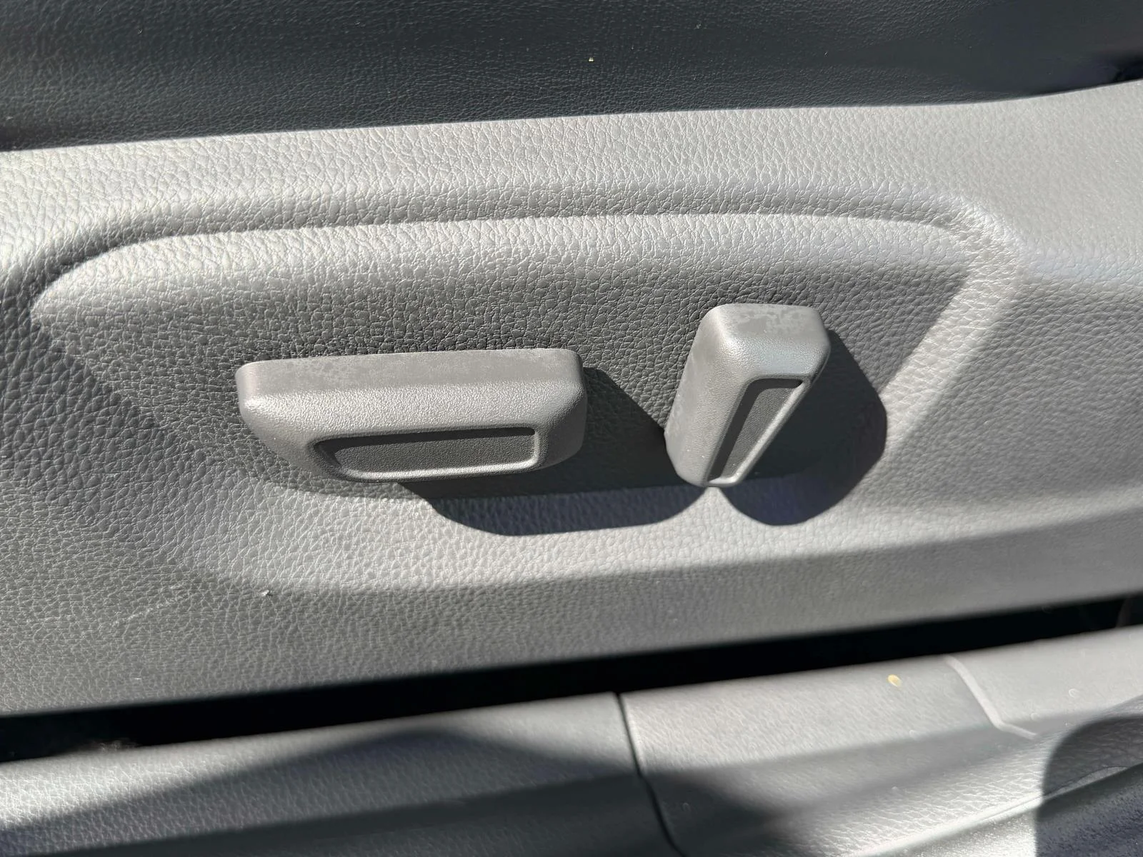 Used 2025 White Diamond Mitsubishi SE image 39