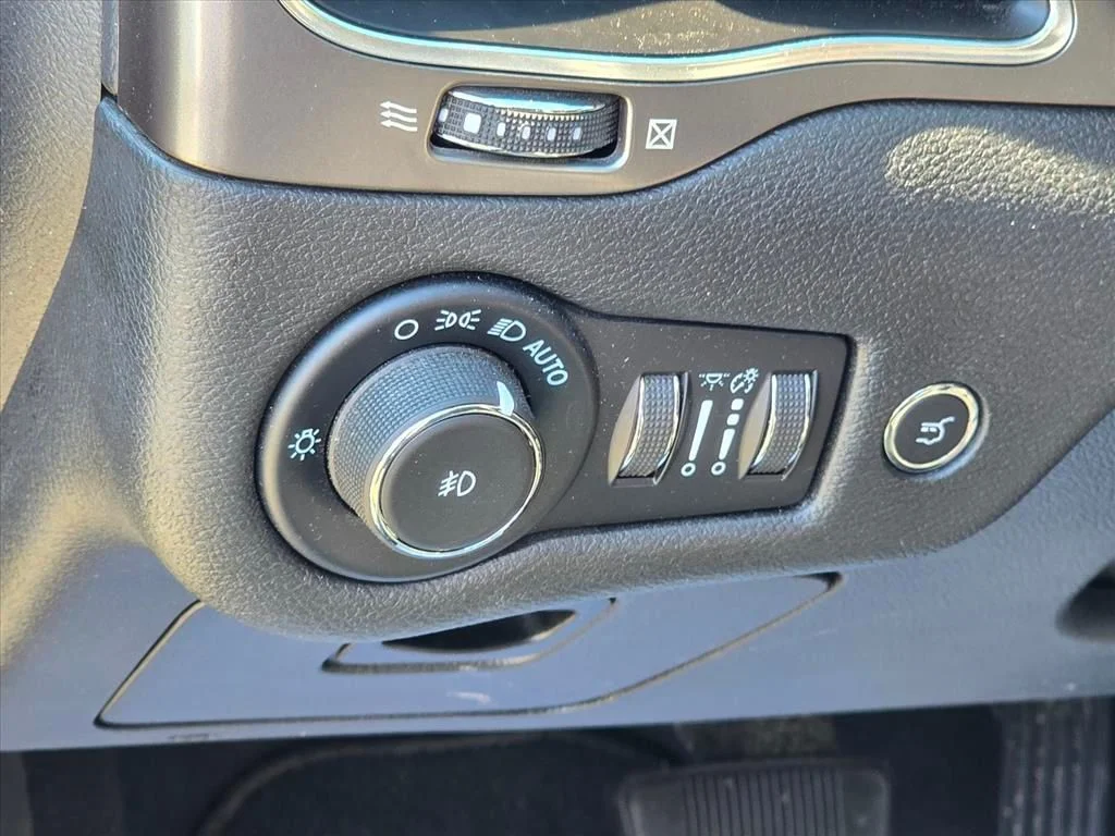 Used 2022 Gray Jeep Latitude Lux image 7