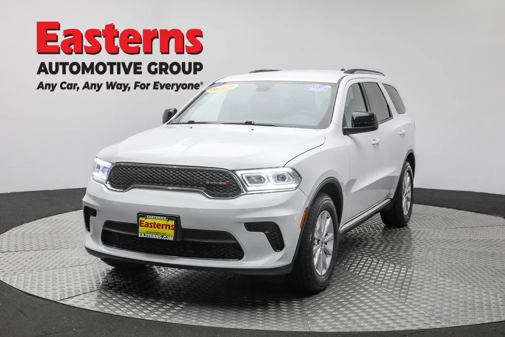 Used 2023 White Dodge SXT image 1
