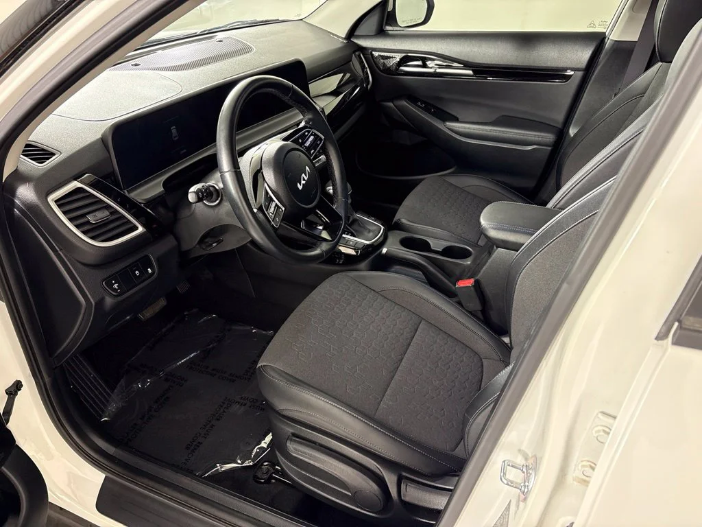 Used 2025 White Kia S image 28