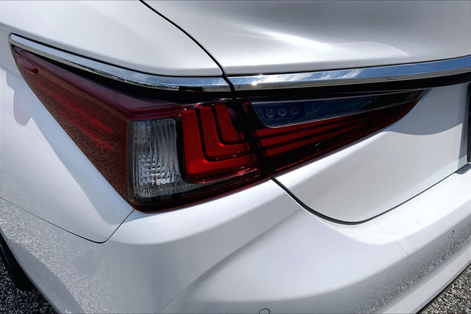 Used 2020 Eminent White Pearl Lexus  image 28