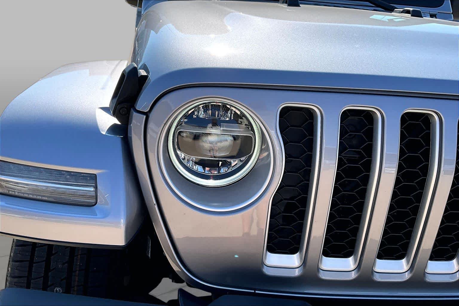 Used 2021 Billet Silver Metallic Clearcoat Jeep Unlimited Sahara image 26