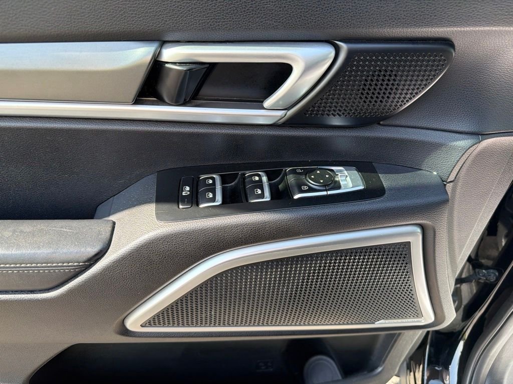 Used 2020 Black Kia S image 18