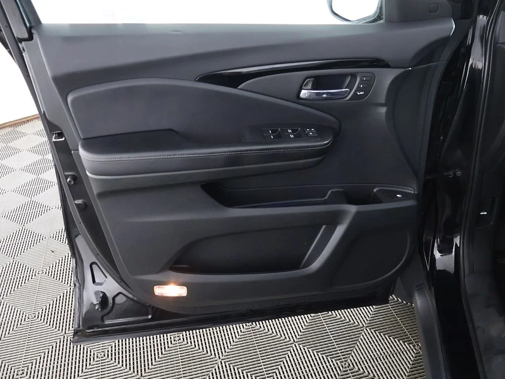 Used 2019 Crystal Black Pearl Honda RTL-E image 26
