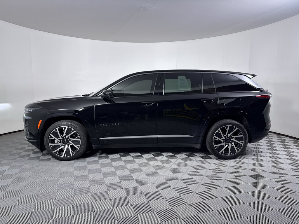 Used 2025 Diamond Black Crystal Pearlcoat Jeep Limited image 16