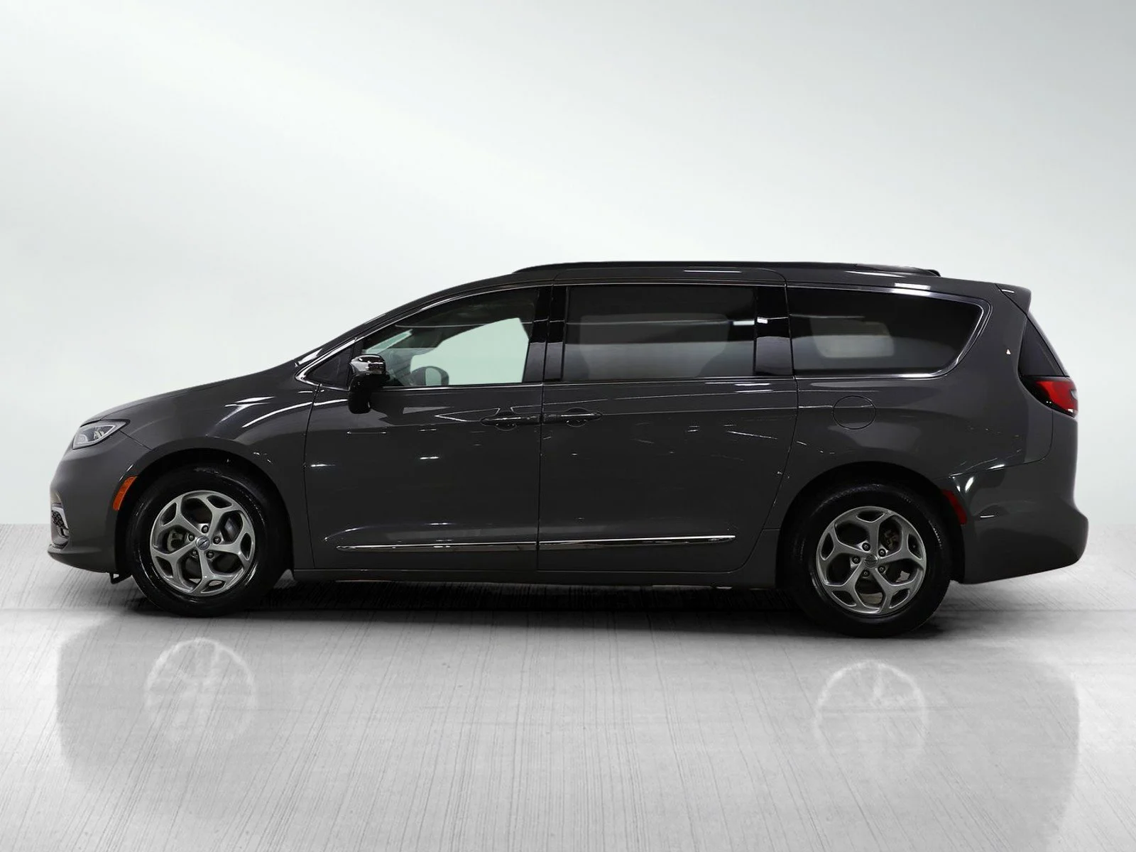 Used 2023 Chrysler Pacifica Limited with VIN 2C4RC1GG6PR530366 for sale in Minneapolis, Minnesota