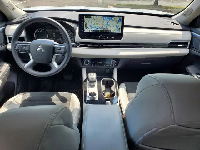 Used 2025  Mitsubishi SE image 6