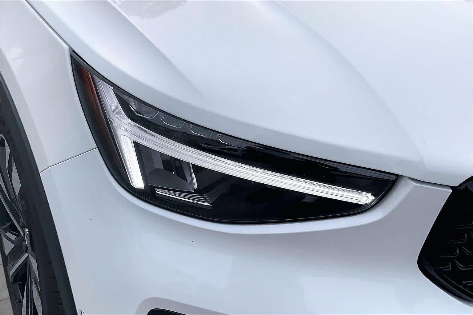 Used 2023 Crystal White Metallic Volvo Plus Dark Theme image 28