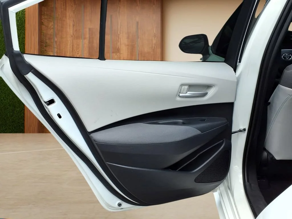 Used 2021 White Toyota LE image 24