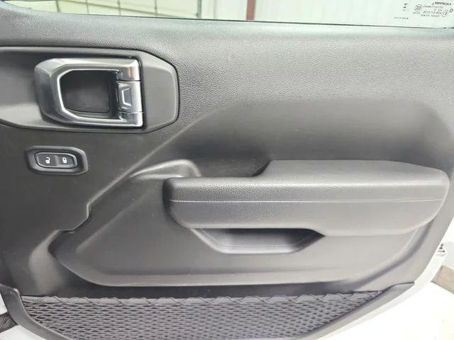 Used 2025 White/off-white Jeep Rubicon image 38