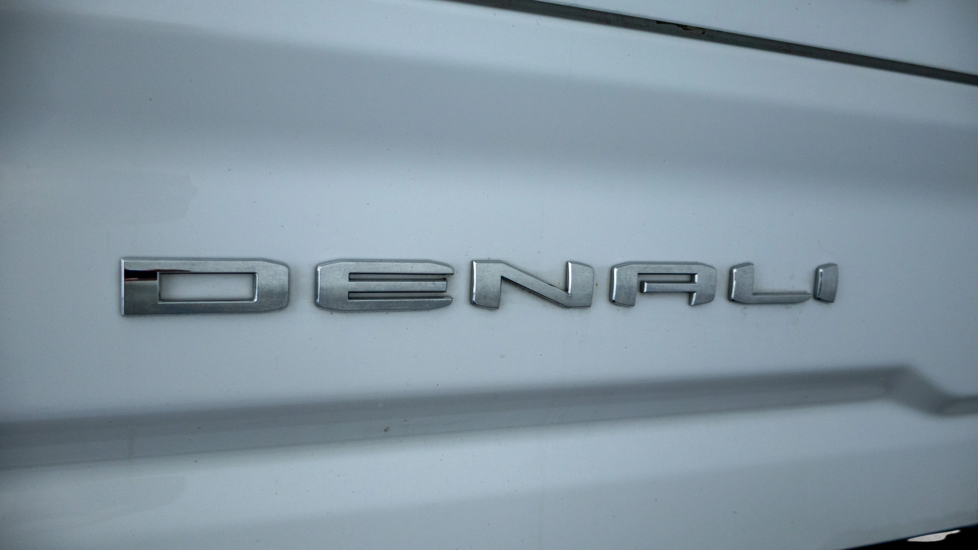 Used 2021 White Frost Tricoat GMC Denali image 30