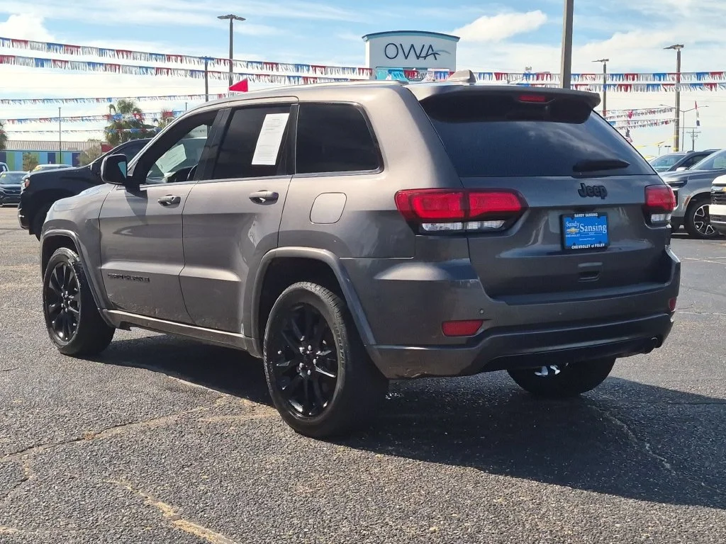 Used 2021 Gray Jeep Laredo X image 3