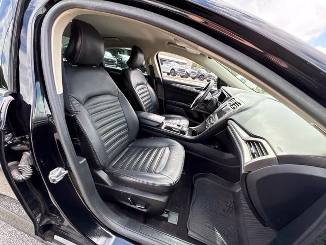 Used 2019 Black Ford SE image 21