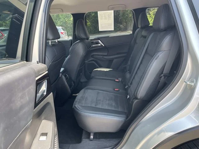 Used 2024  Mitsubishi SE image 10